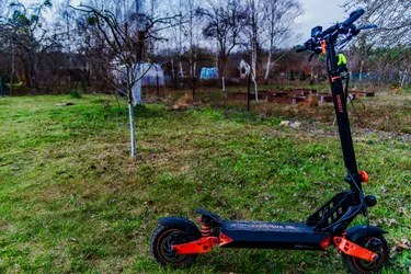 hulajnoga elektryczna Kamikaze K1 Max w ogrodowej scenerii