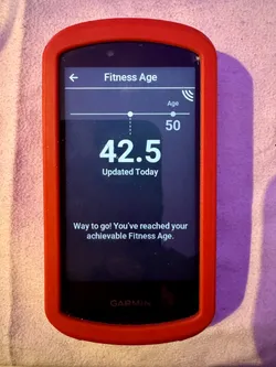 Zdjęcie urządzenia Garmin Edge 1040 z informacją o Fitness Age